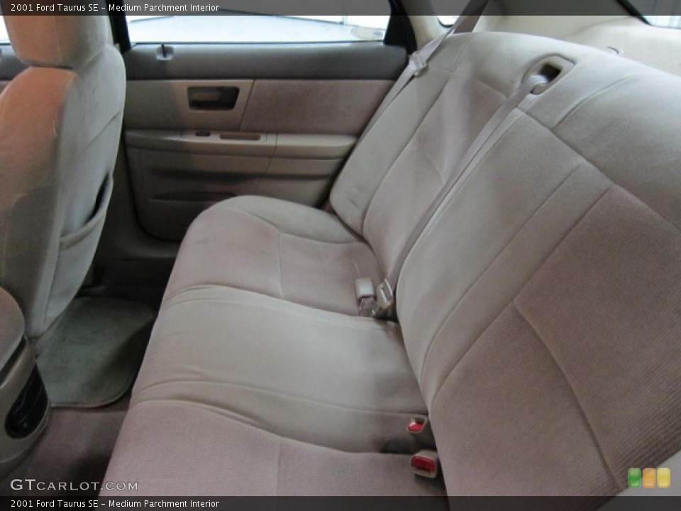 Medium Parchment Interior Photo for the 2001 Ford Taurus SE #46039363