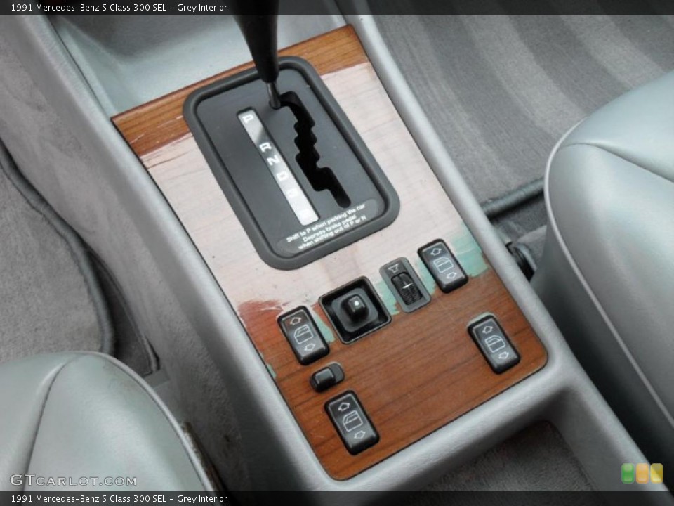 Grey Interior Controls for the 1991 Mercedes-Benz S Class 300 SEL #46062456