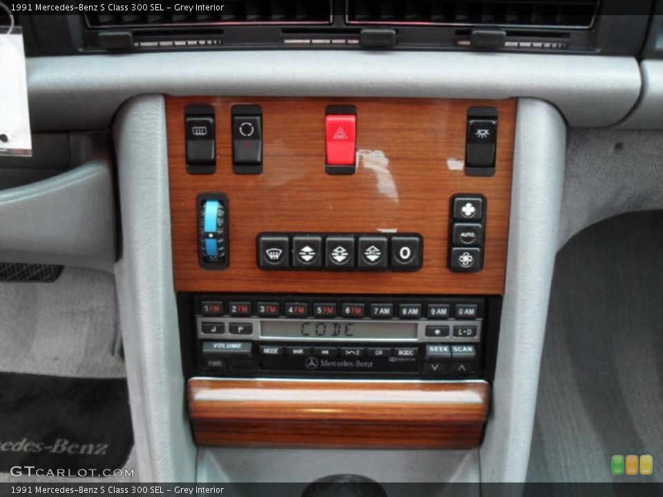 Grey Interior Controls for the 1991 Mercedes-Benz S Class 300 SEL #46062462