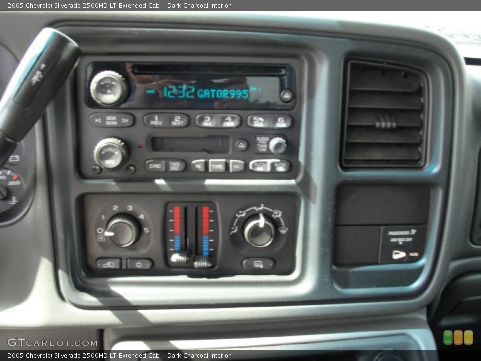 Dark Charcoal Interior Controls for the 2005 Chevrolet Silverado 2500HD LT Extended Cab #46073922