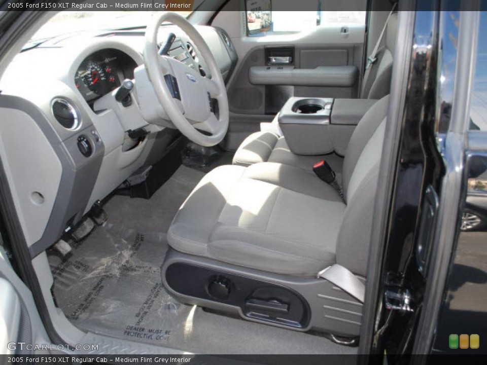 Medium Flint Grey Interior Photo for the 2005 Ford F150 XLT Regular Cab #46078470