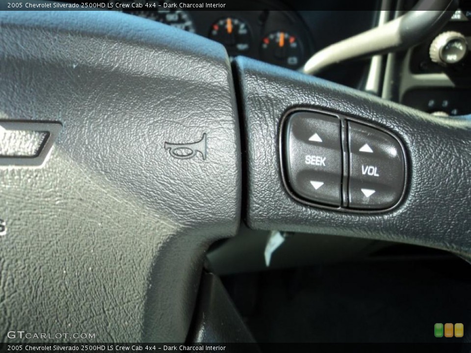Dark Charcoal Interior Controls for the 2005 Chevrolet Silverado 2500HD LS Crew Cab 4x4 #46129447