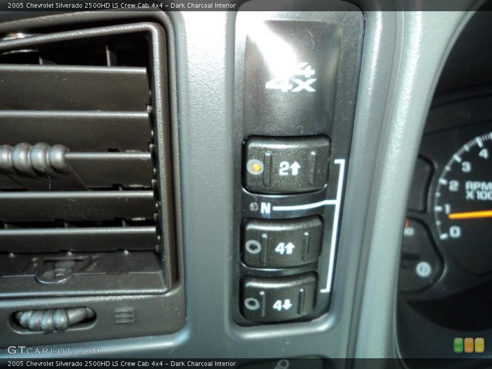 Dark Charcoal Interior Controls for the 2005 Chevrolet Silverado 2500HD LS Crew Cab 4x4 #46129462