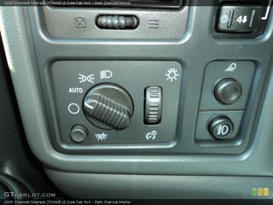 Dark Charcoal Interior Controls for the 2005 Chevrolet Silverado 2500HD LS Crew Cab 4x4 #46129468