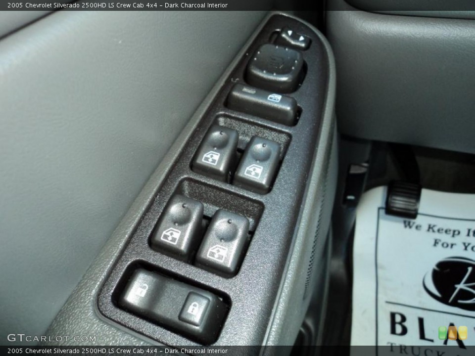 Dark Charcoal Interior Controls for the 2005 Chevrolet Silverado 2500HD LS Crew Cab 4x4 #46129474