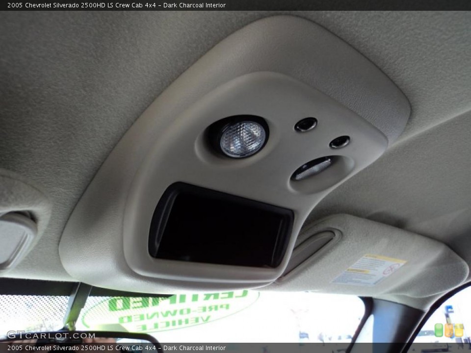 Dark Charcoal Interior Controls for the 2005 Chevrolet Silverado 2500HD LS Crew Cab 4x4 #46129486