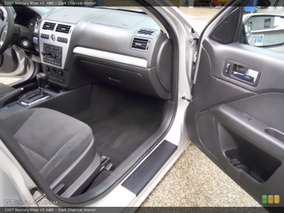 Dark Charcoal Interior Photo for the 2007 Mercury Milan V6 AWD #46131376