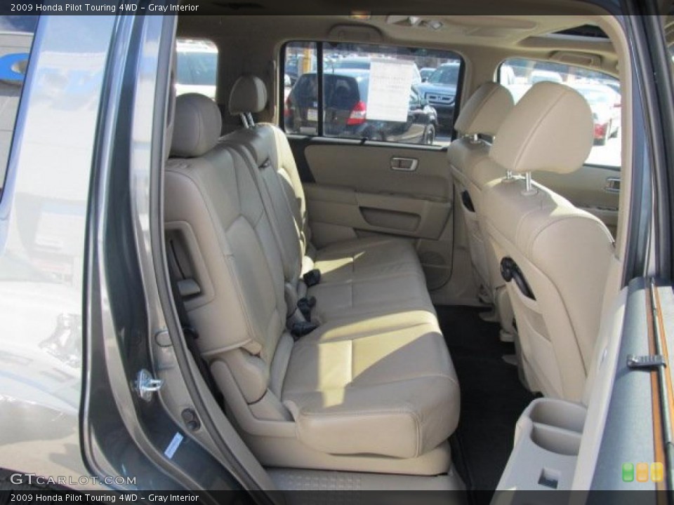 Gray Interior Photo for the 2009 Honda Pilot Touring 4WD #46165304