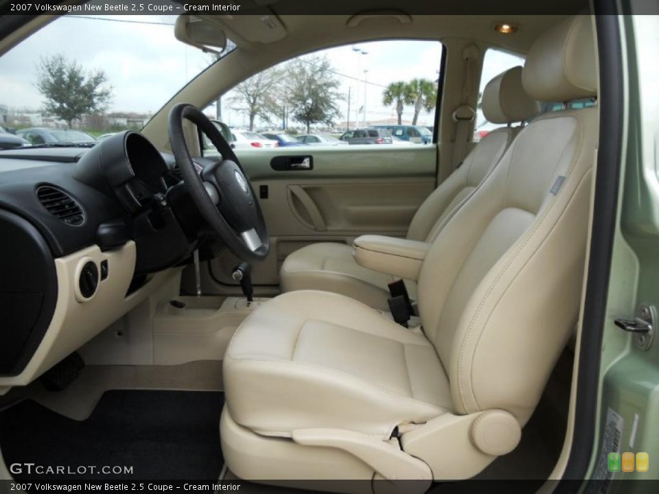 Cream Interior Photo for the 2007 Volkswagen New Beetle 2.5 Coupe #46234316