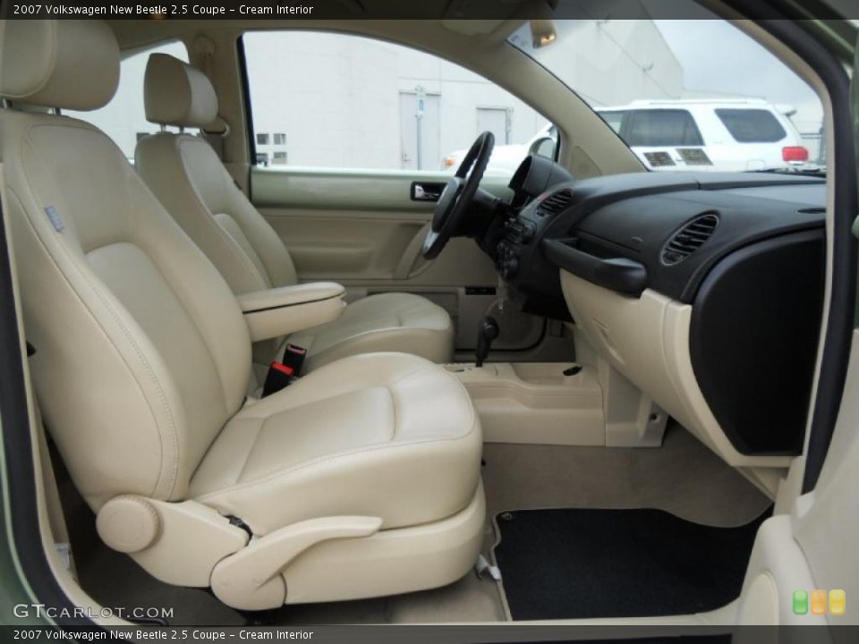 Cream Interior Photo for the 2007 Volkswagen New Beetle 2.5 Coupe #46234352