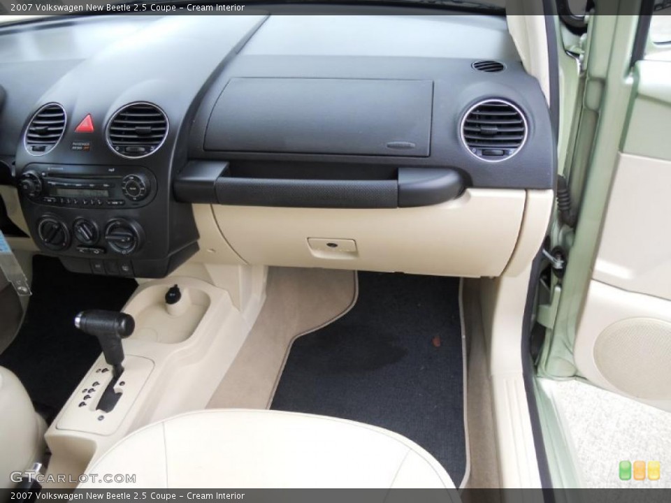 Cream Interior Photo for the 2007 Volkswagen New Beetle 2.5 Coupe #46234385