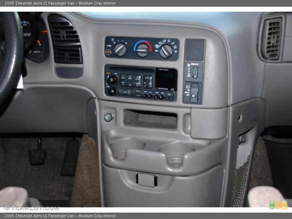 Medium Gray Interior Controls for the 2005 Chevrolet Astro LS Passenger Van #46265071