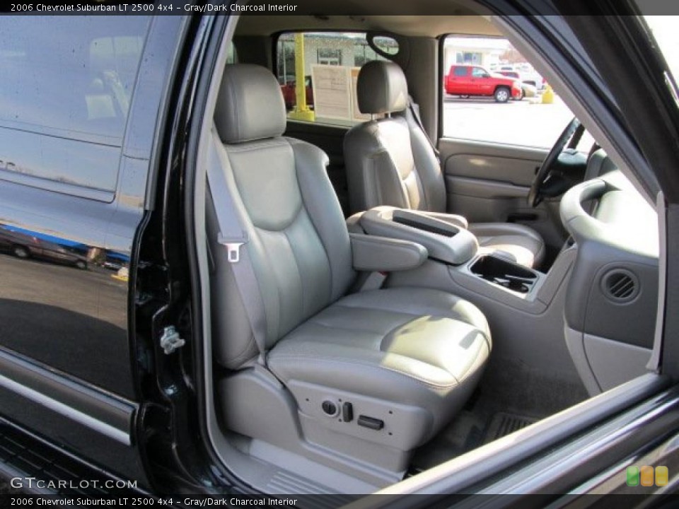 Gray/Dark Charcoal Interior Photo for the 2006 Chevrolet Suburban LT 2500 4x4 #46304923