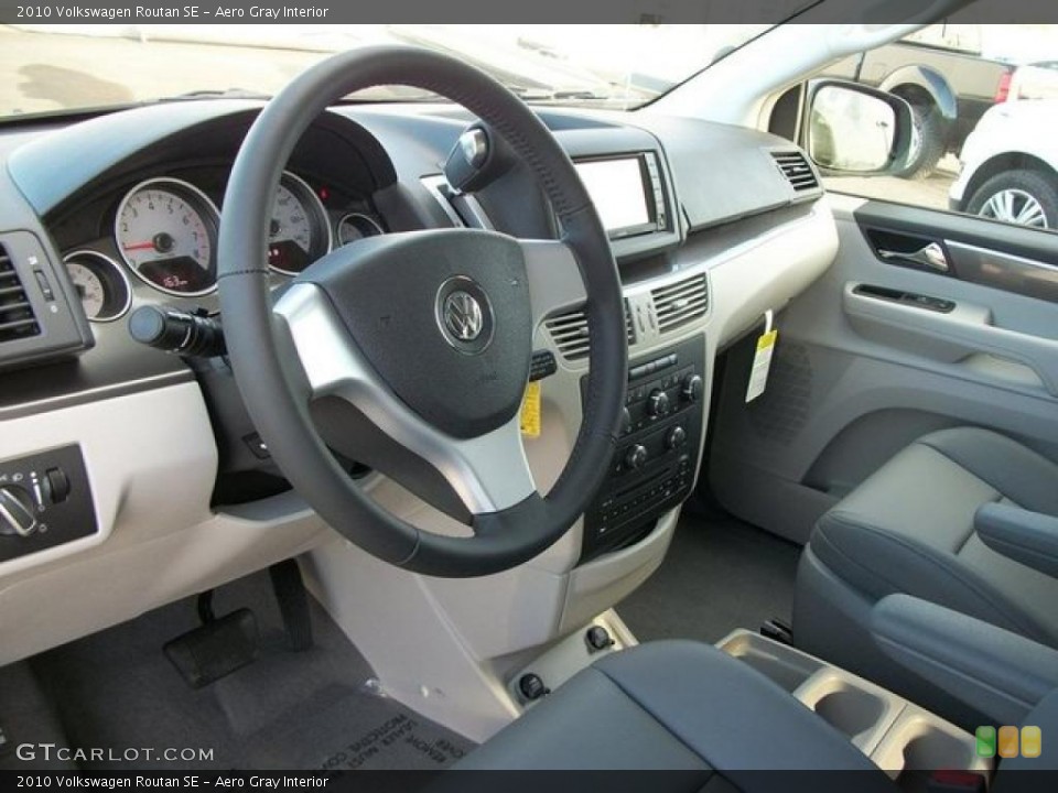 Aero Gray Interior Photo for the 2010 Volkswagen Routan SE #46308242