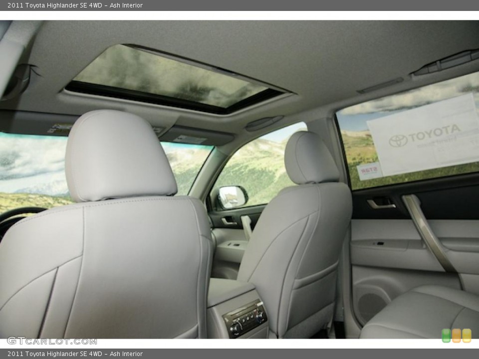 Ash Interior Photo for the 2011 Toyota Highlander SE 4WD #46338372