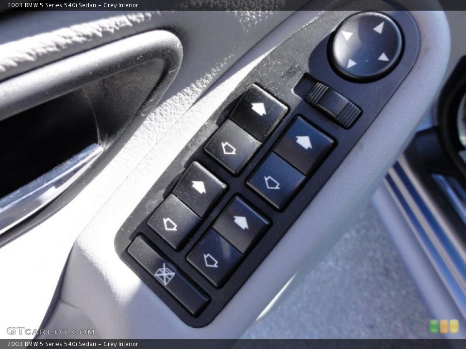 Grey Interior Controls for the 2003 BMW 5 Series 540i Sedan #46350950