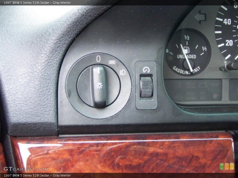 Gray Interior Controls for the 1997 BMW 5 Series 528i Sedan #46401702