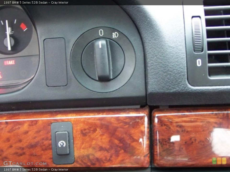 Gray Interior Controls for the 1997 BMW 5 Series 528i Sedan #46401717