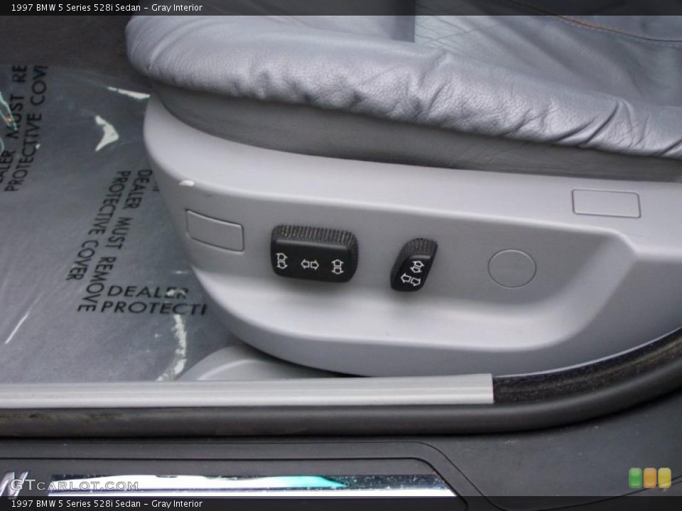 Gray Interior Controls for the 1997 BMW 5 Series 528i Sedan #46401789