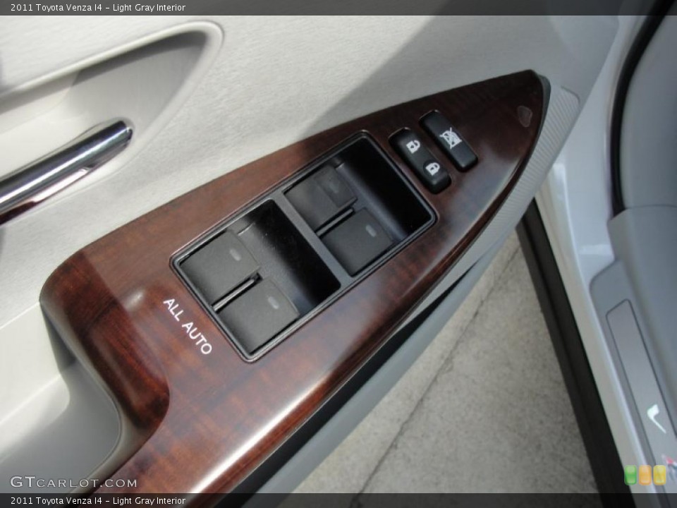 Light Gray Interior Controls for the 2011 Toyota Venza I4 #46410192