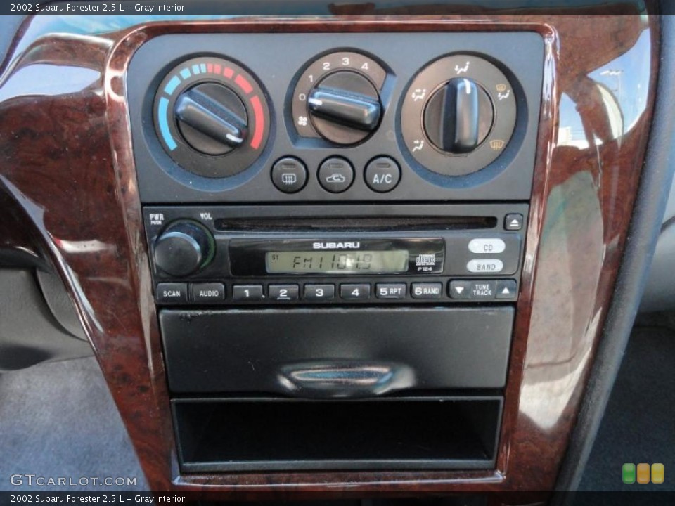 Gray Interior Controls for the 2002 Subaru Forester 2.5 L #46430256
