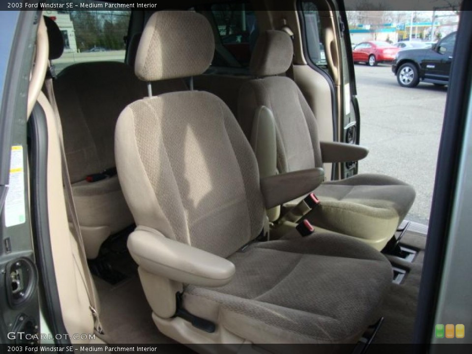 Medium Parchment Interior Photo for the 2003 Ford Windstar SE #46432518