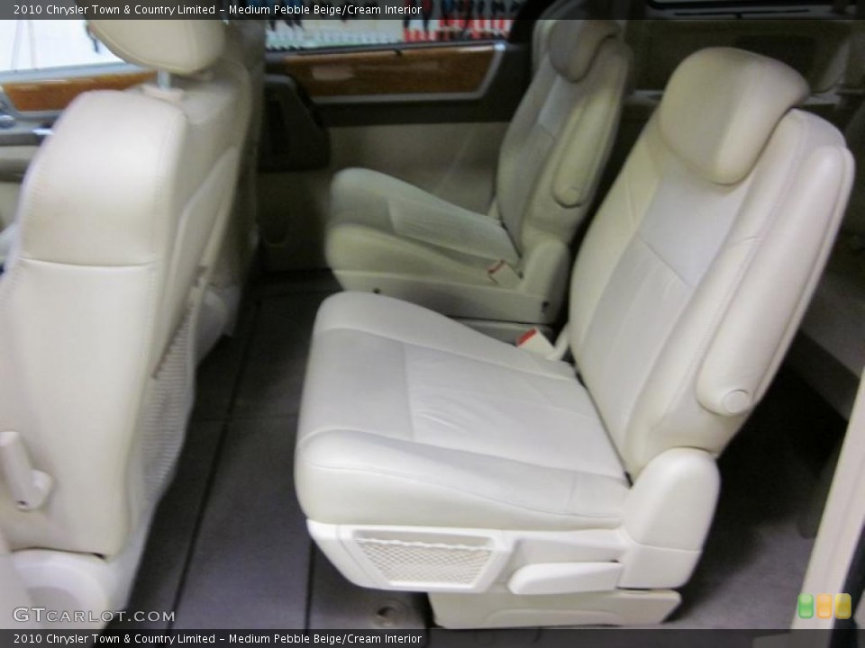 Medium Pebble Beige/Cream Interior Photo for the 2010 Chrysler Town & Country Limited #46436352