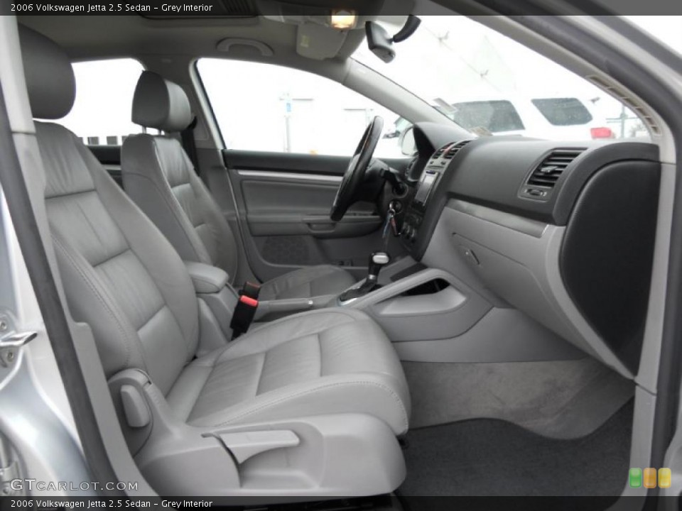 Grey Interior Photo for the 2006 Volkswagen Jetta 2.5 Sedan #46438299