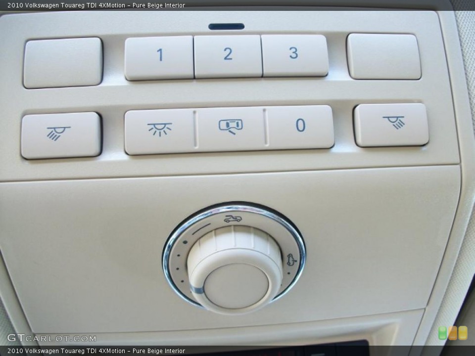 Pure Beige Interior Controls for the 2010 Volkswagen Touareg TDI 4XMotion #46444023