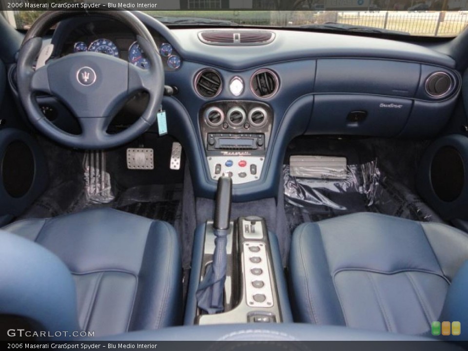 Blu Medio Interior Dashboard for the 2006 Maserati GranSport Spyder #46459508