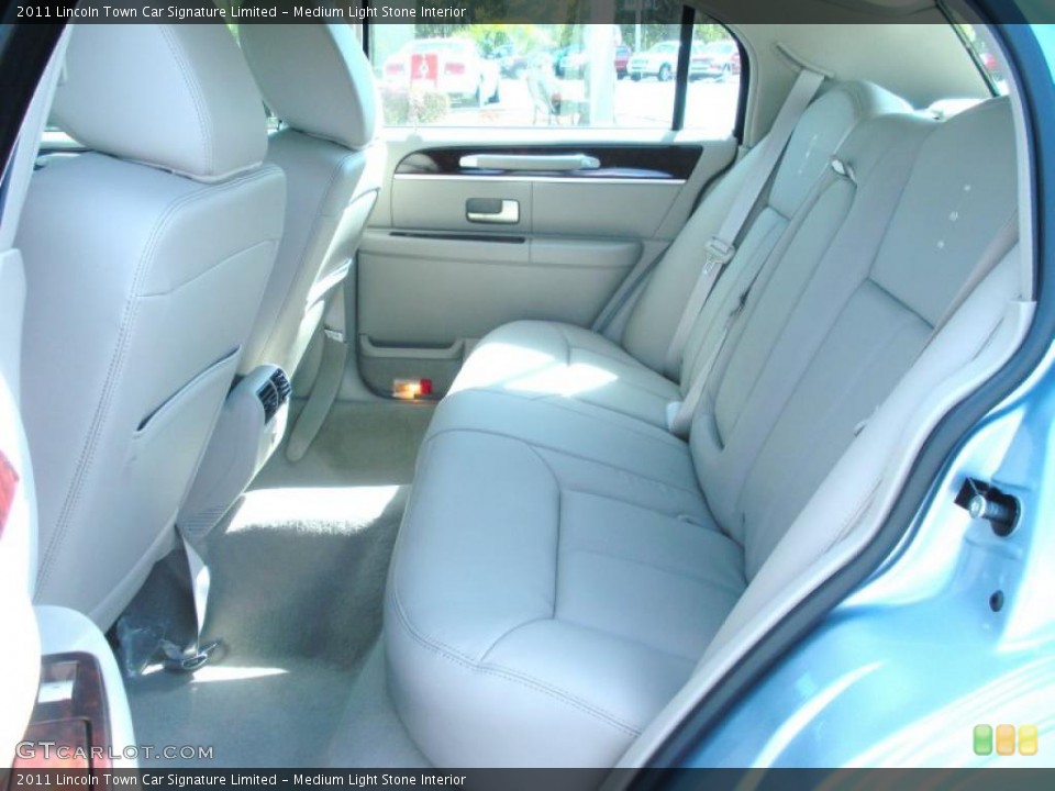 Medium Light Stone Interior Photo for the 2011 Lincoln Town Car Signature Limited #46476777