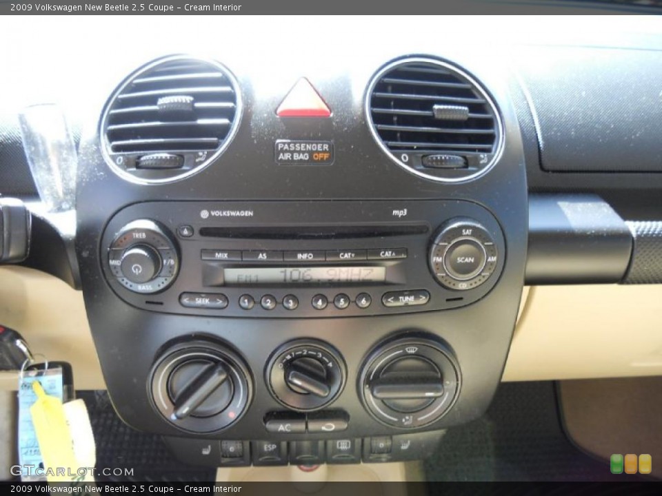 Cream Interior Controls for the 2009 Volkswagen New Beetle 2.5 Coupe #46484097