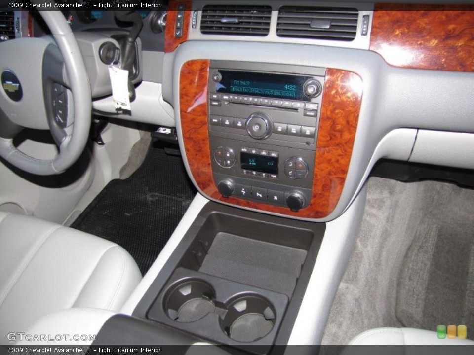 Light Titanium Interior Dashboard for the 2009 Chevrolet Avalanche LT #46533303