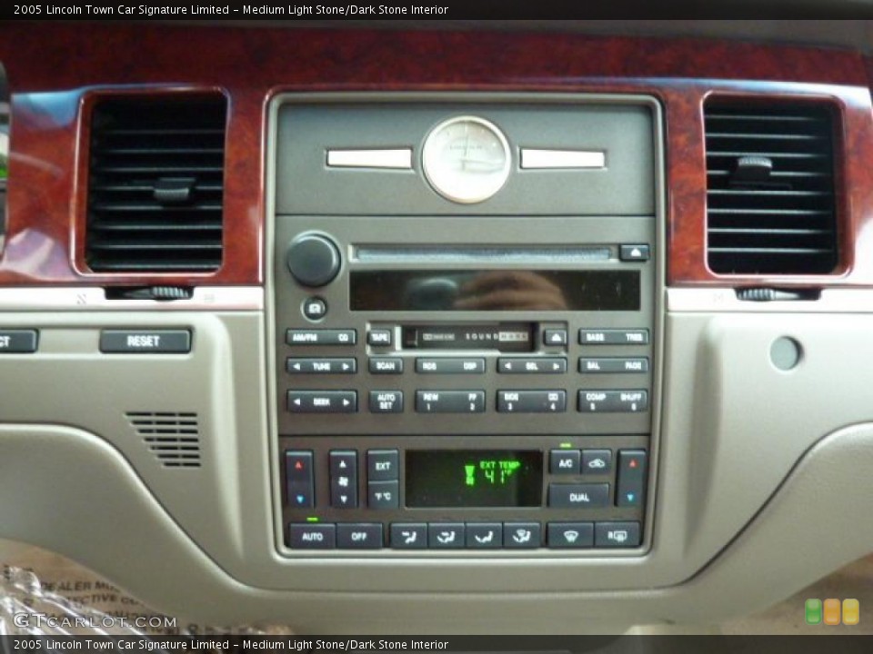 Medium Light Stone/Dark Stone Interior Controls for the 2005 Lincoln Town Car Signature Limited #46541667