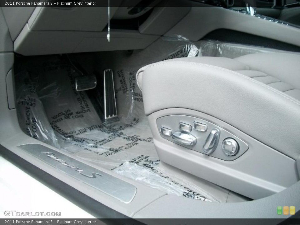 Platinum Grey Interior Controls for the 2011 Porsche Panamera S #46550435