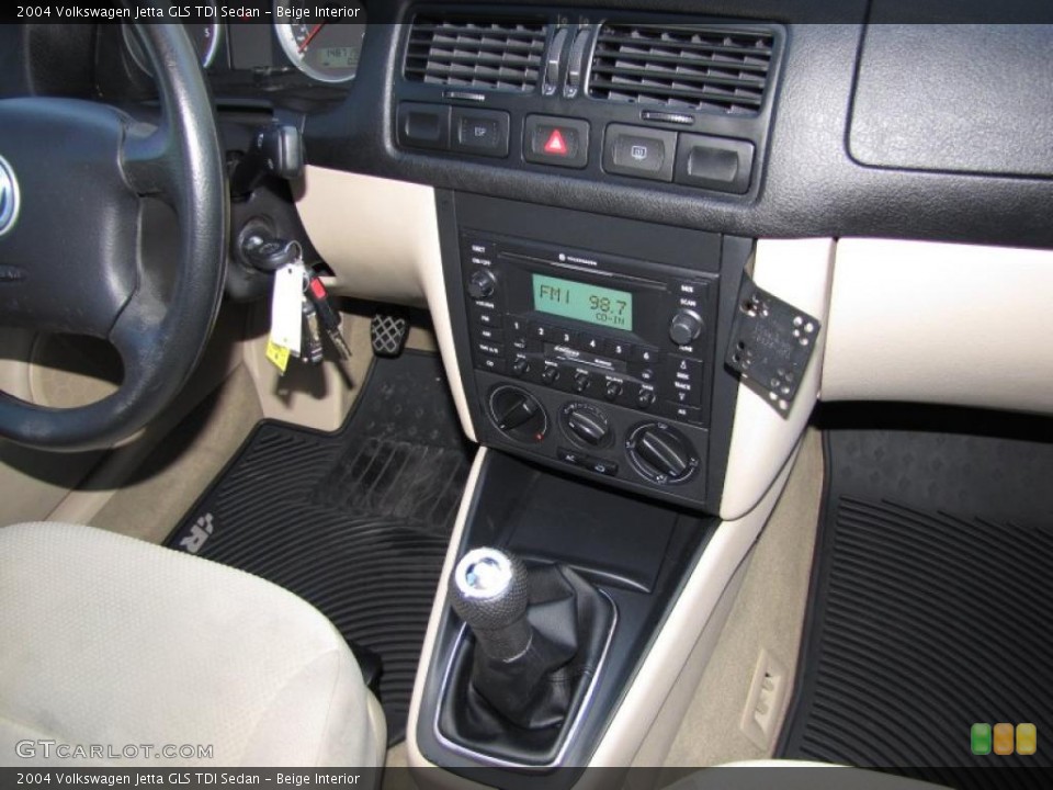 Beige Interior Controls for the 2004 Volkswagen Jetta GLS TDI Sedan #46552862