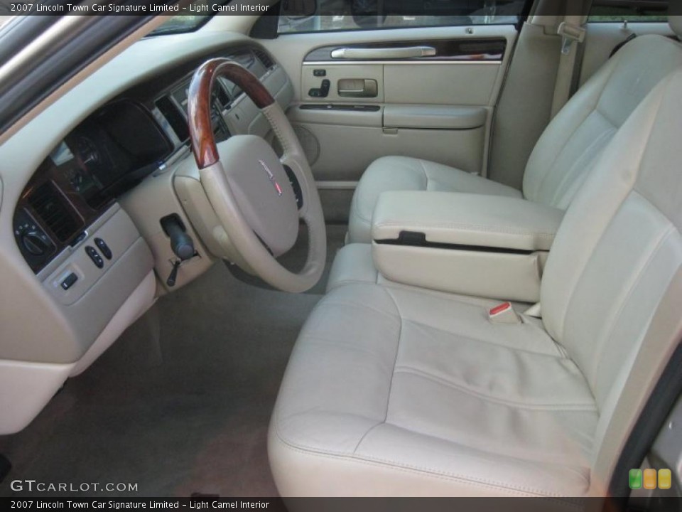 Light Camel Interior Photo for the 2007 Lincoln Town Car Signature Limited #46579361