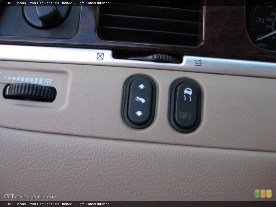 Light Camel Interior Controls for the 2007 Lincoln Town Car Signature Limited #46579451
