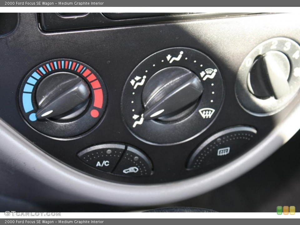Medium Graphite Interior Controls for the 2000 Ford Focus SE Wagon #46585674