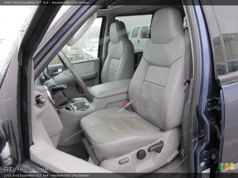 Medium Flint Grey Interior Photo for the 2005 Ford Expedition XLT 4x4 #46587540