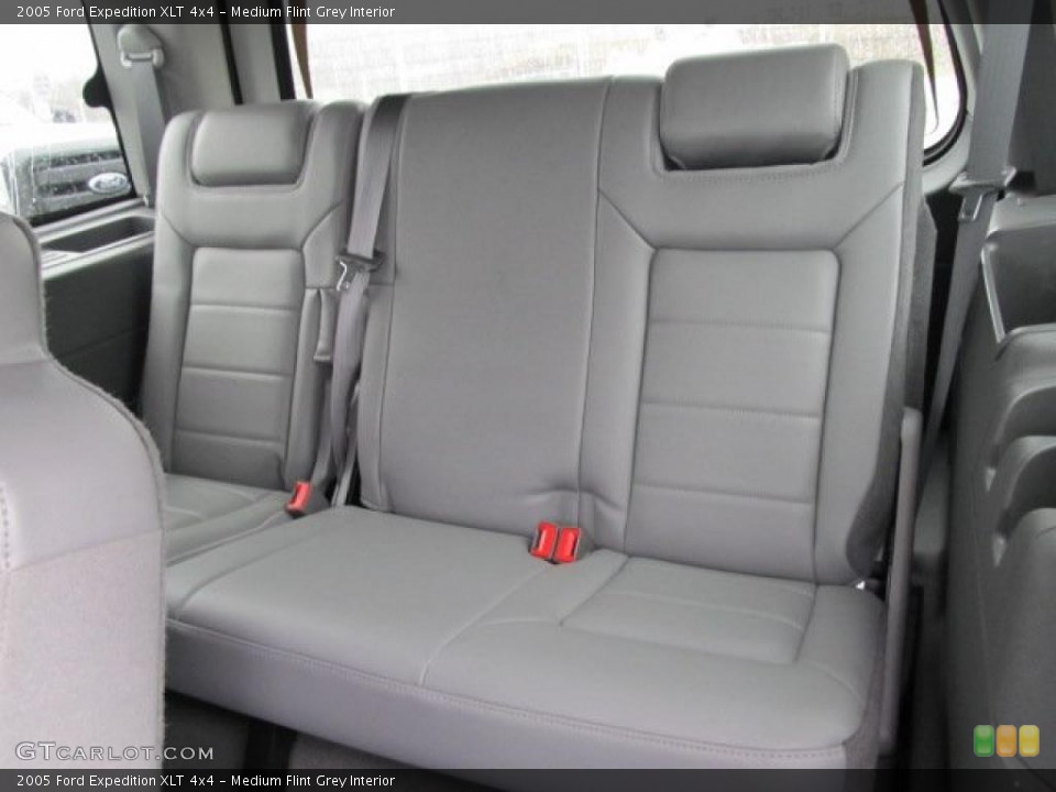 Medium Flint Grey Interior Photo for the 2005 Ford Expedition XLT 4x4 #46587666