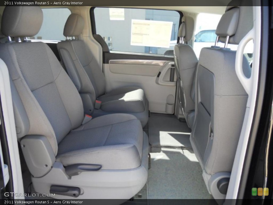 Aero Gray Interior Photo for the 2011 Volkswagen Routan S #46607217