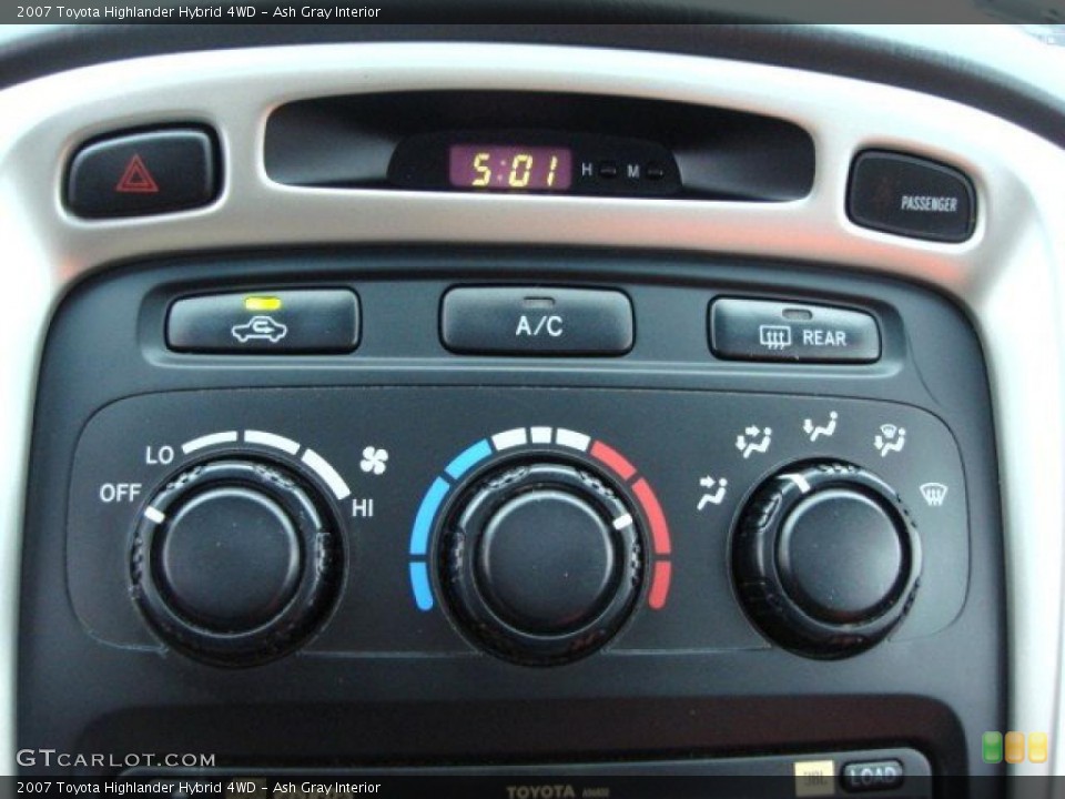 Ash Gray Interior Controls for the 2007 Toyota Highlander Hybrid 4WD #46623172