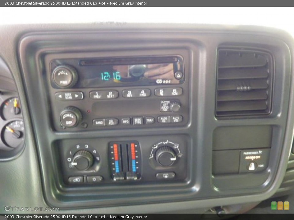 Medium Gray Interior Controls for the 2003 Chevrolet Silverado 2500HD LS Extended Cab 4x4 #46686581