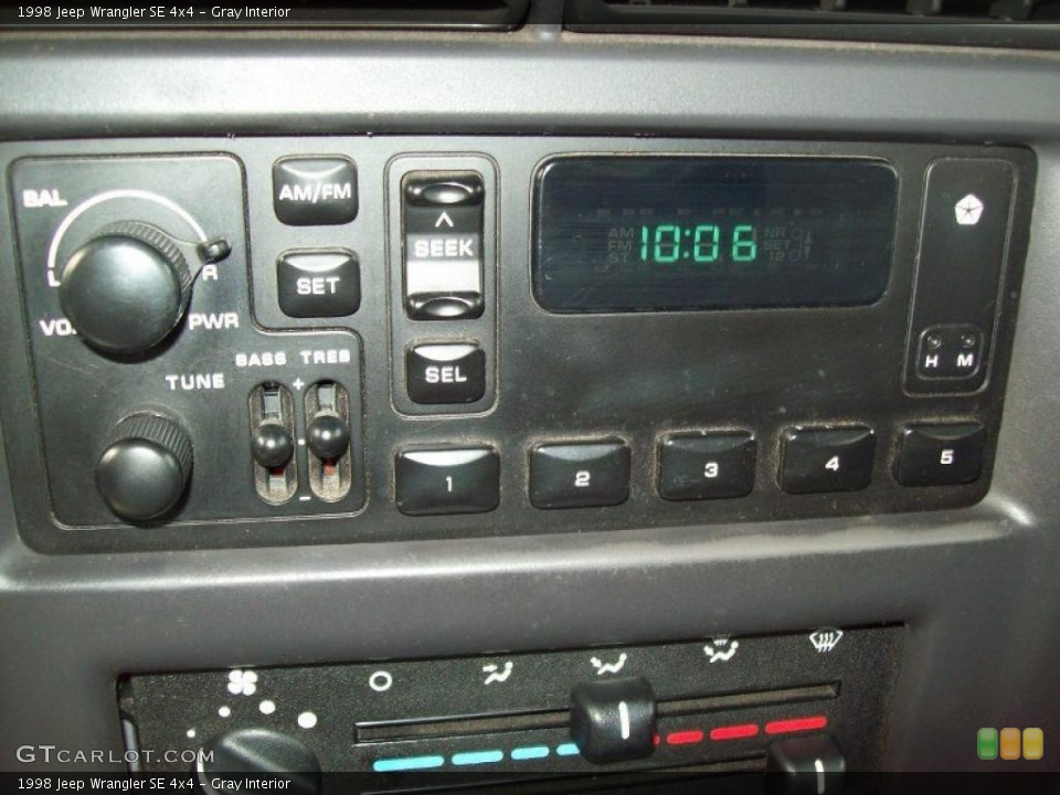 Gray Interior Controls for the 1998 Jeep Wrangler SE 4x4 #46719717