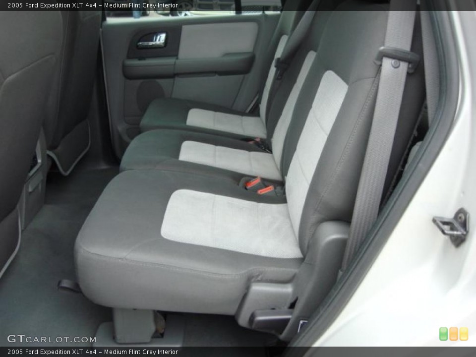 Medium Flint Grey Interior Photo for the 2005 Ford Expedition XLT 4x4 #46760643
