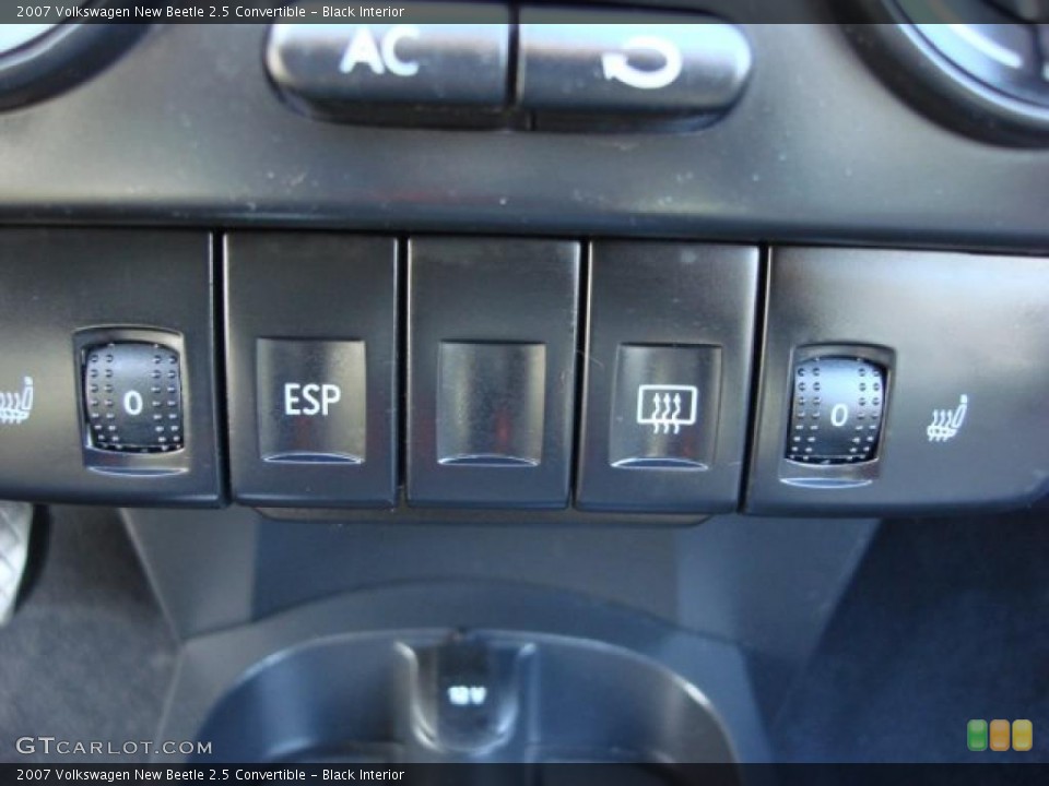 Black Interior Controls for the 2007 Volkswagen New Beetle 2.5 Convertible #46767015