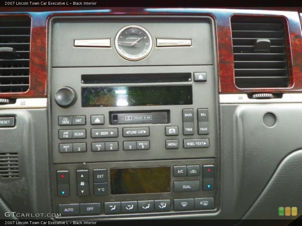 Black Interior Controls for the 2007 Lincoln Town Car Executive L #46786575