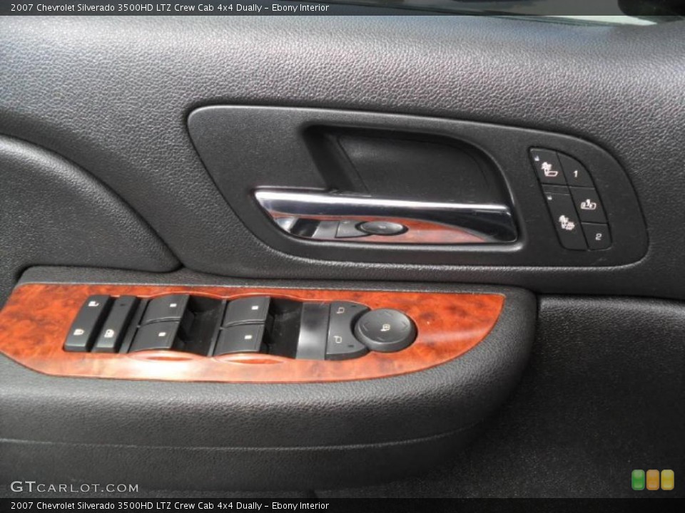 Ebony Interior Controls for the 2007 Chevrolet Silverado 3500HD LTZ Crew Cab 4x4 Dually #46814010
