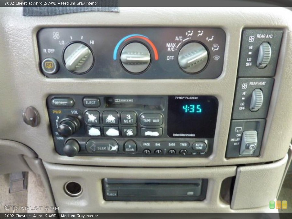 Medium Gray Interior Controls for the 2002 Chevrolet Astro LS AWD #46853016